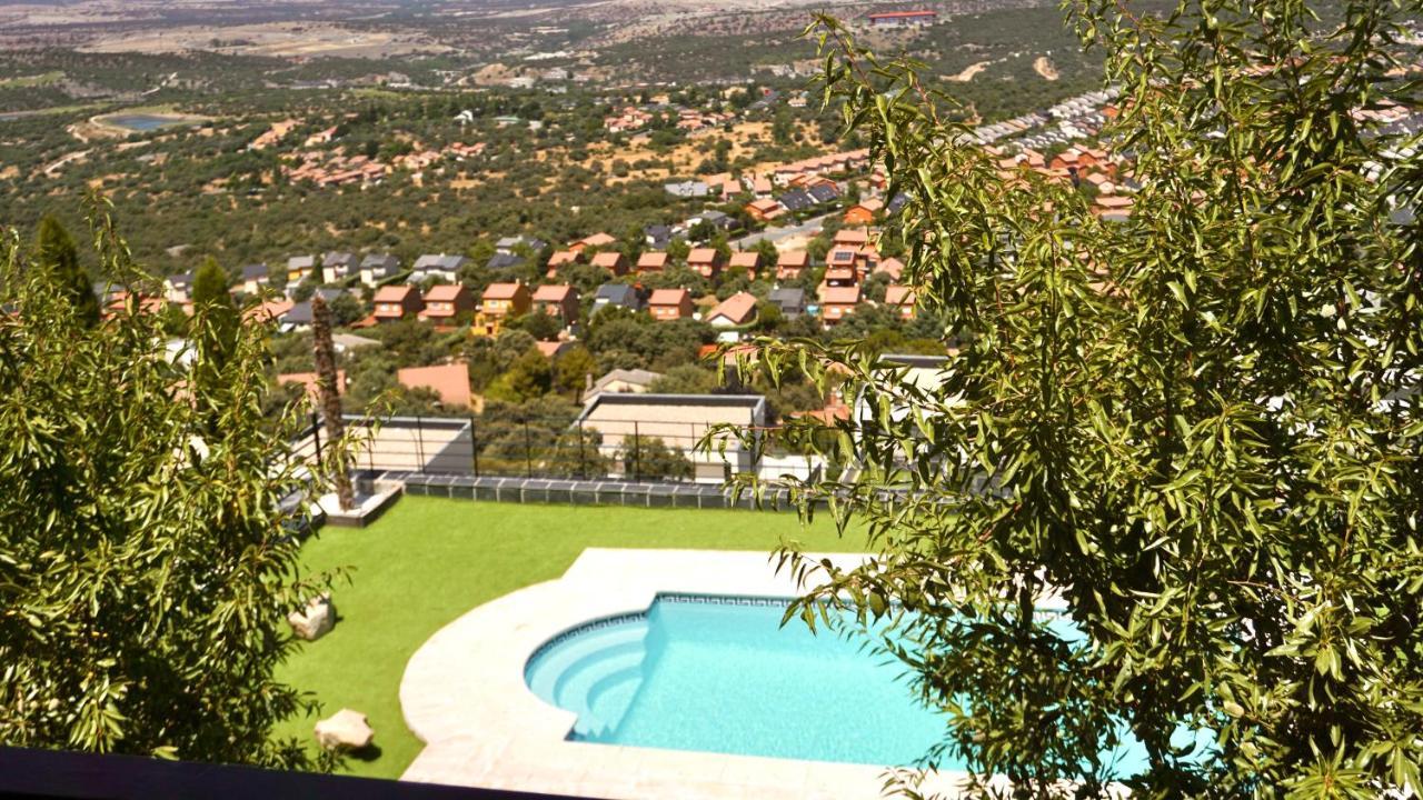 Villa Los Angeles El Espinar Bagian luar foto